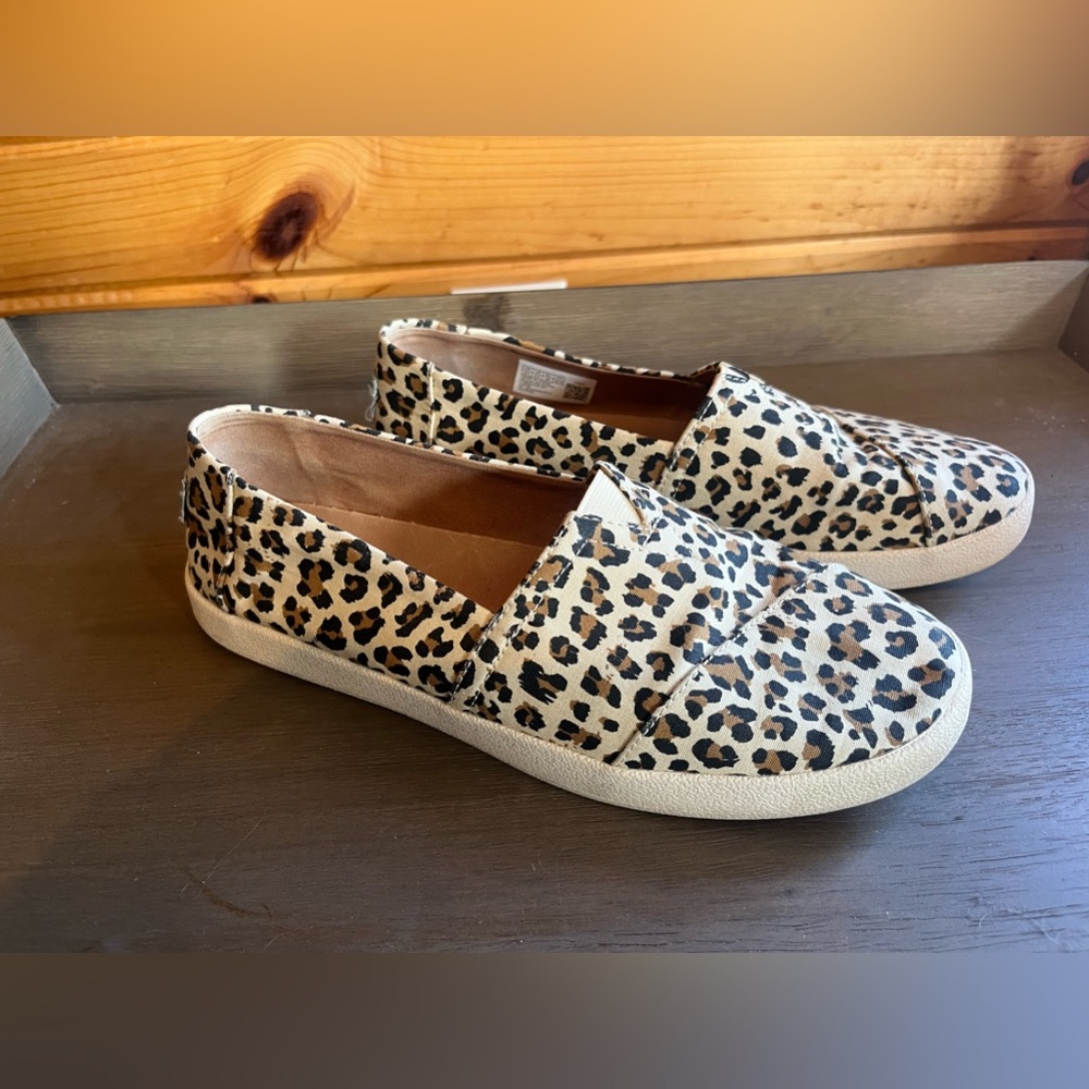 TOMS - Avalon slip ons (Birch Leopard Print) Size 8.5